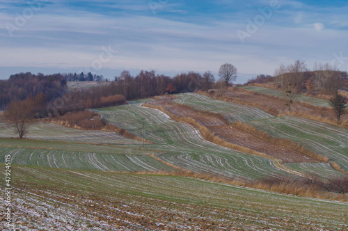 Krajobraz wiejski, pofałdowane zimowe pola w Polsce. Lubelszczyzna.