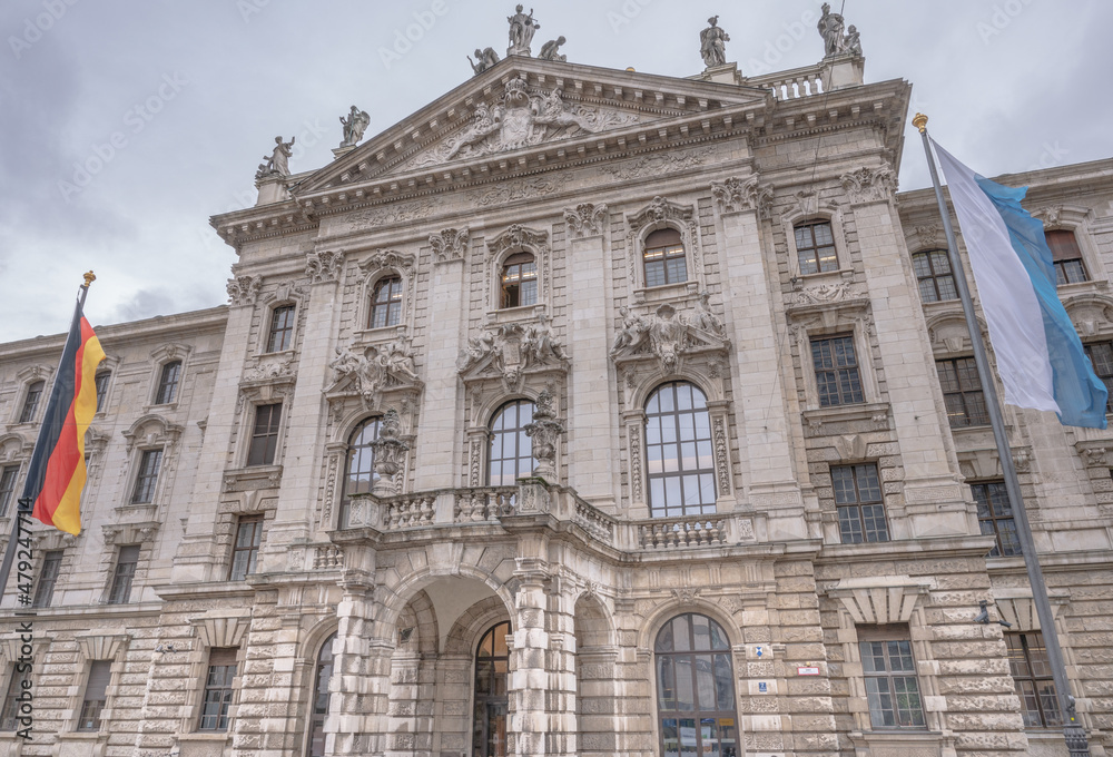 Der Justizpalast ist ein neobarockes Gerichts- und Verwaltungsgebäude in München, das 1891–1897 von Friedrich von Thiersch errichtet wurde