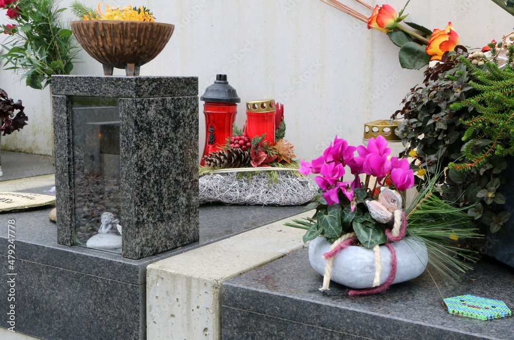 Familiengrabstätte in Österreich, Blumenschmuck zu Allerheiligen, herbstliche Grabgestaltung