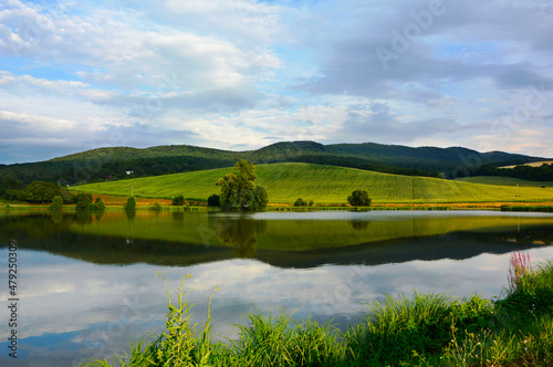 zielone wzgórza nad wodą, green hills above the water