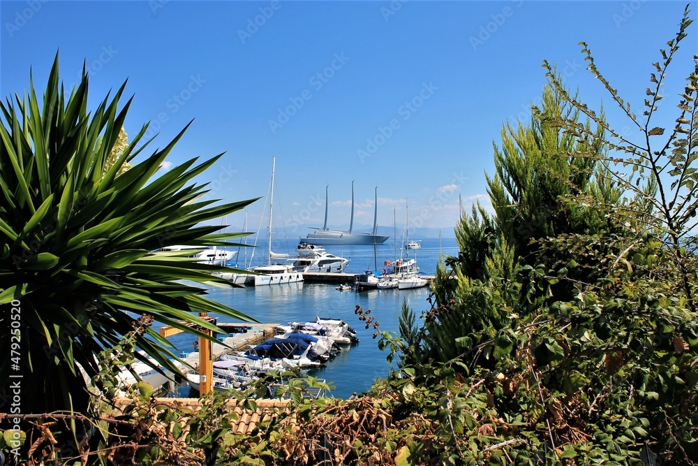 Jacht biała perła w śród zieleni na Korfu