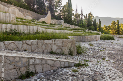 Foto Crumbling Partisan's Cemetery in Mostar, Bosnia and Herzegovina