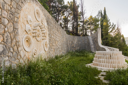 Foto MOSTAR, BOSNIA AND HERZEGOVINA - JUNE 10, 2019: Crumbling Partisan's Cemetery in