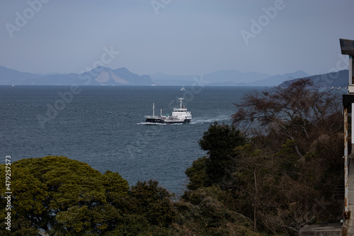 EOSRP.山口大島、黒い商業船。