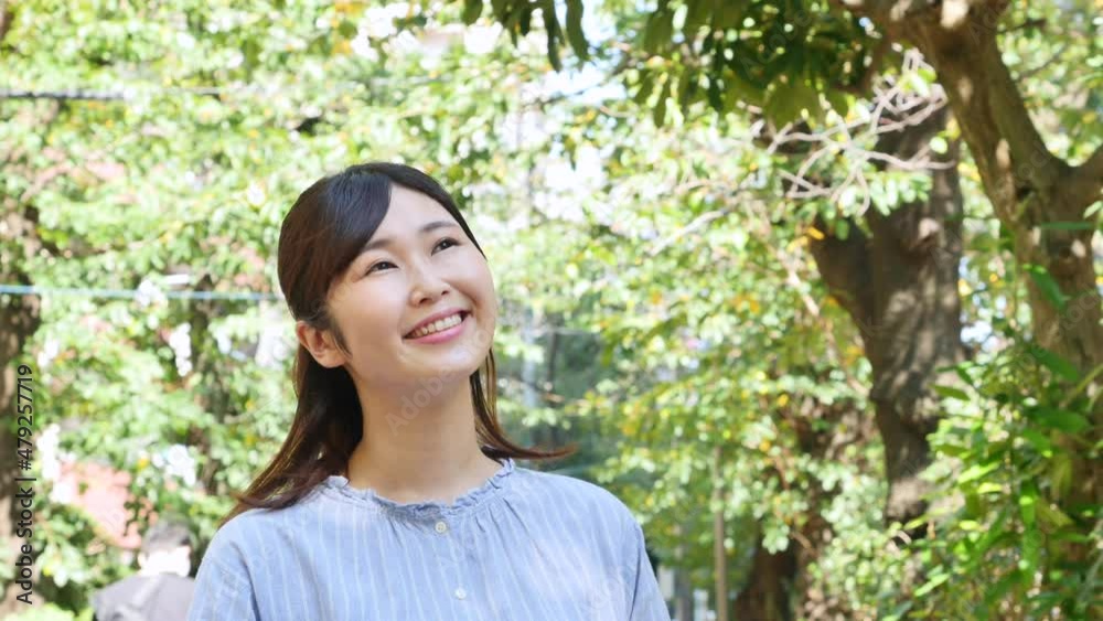女性 ポートレート 笑顔 屋外 女性 ポートレート 笑顔 屋外