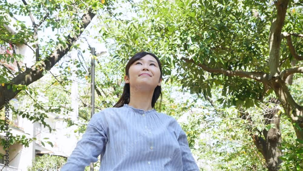 女性　リフレッシュ　屋外