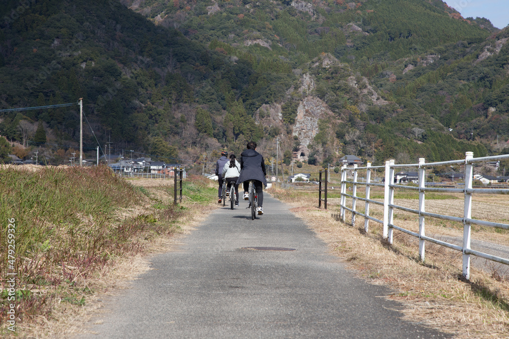 Naklejka premium 晩秋のメイプル耶馬サイクリングロード