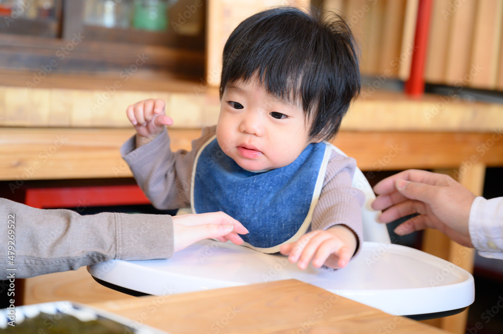 ご飯を食べる練習をする赤ちゃん1 ご飯を食べる練習をする赤ちゃん1