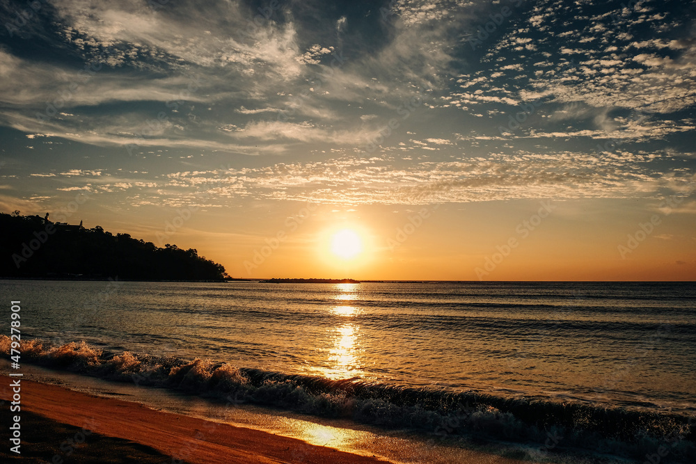 Obraz premium Sunrise over the sea and beautiful cloudscape.