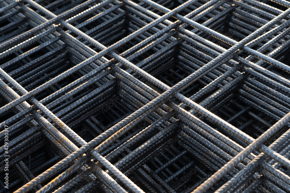 The rebar is bonded with steel wire for use as a construction infrastructure. Which part of the rebar has rusted due to chemical reactions. The rebar is bonded with steel wire for use as a construction infrastructure. Which part of the rebar has rusted due to chemical reactions.