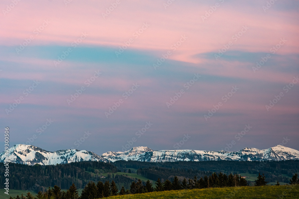 Verschneite Hörnerkette in den Allgäuer Alpen im Abendrot