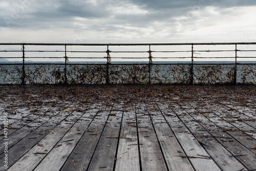 un pont de bois au bord de la mer.