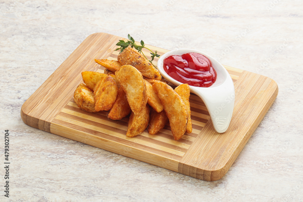 Naklejka premium Fried rustic potato with tomato ketcup