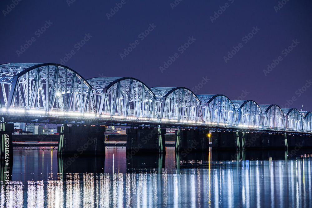 Naklejka premium 夜の青いトラス橋