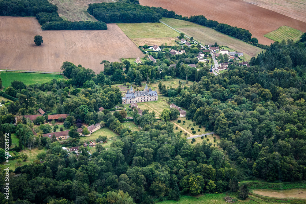 vue aérienne du château d'Escorpain en Eure-et-Loir en  France