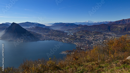 Veduta del lago dall'alto, in novembre, con cielo blu azzurro