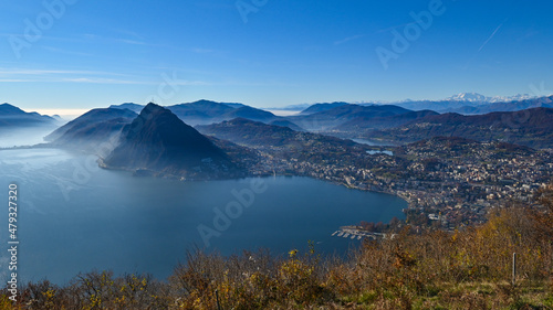 Veduta del lago dall'alto, in novembre, con cielo blu azzurro