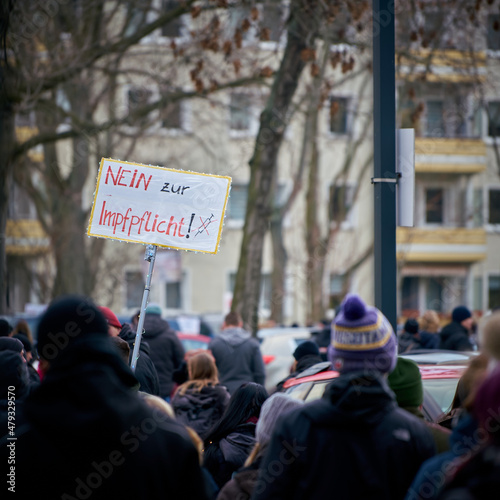 Obraz na plátně Demonstration von Corona-Leugnern und Impfgegnern in der Innenstadt von Magdebur