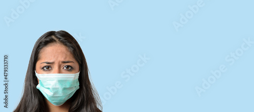 Fotografía Woman wearing a green medical protective mask against Covid