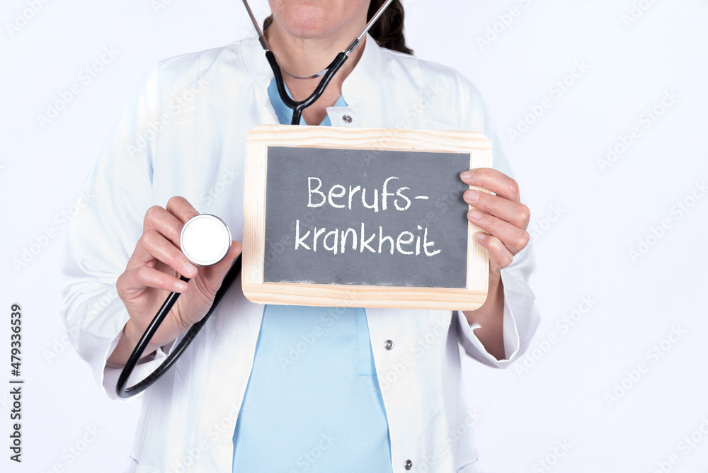 Ärztin mit einer Tafel auf der Berufskrankheit steht Ärztin mit einer Tafel auf der Berufskrankheit steht
