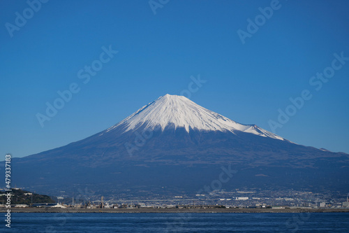 駿河湾に停泊するクルーズ船から見た富士山