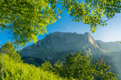 Escena del monte Anboto al atardecer en primavera photo