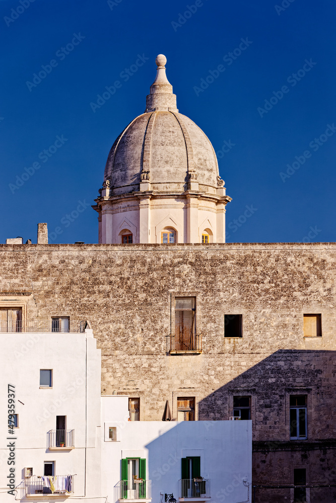 Die Kuppel der Chiesa di Santa Teresa in Monopoli, Apulien, Italien