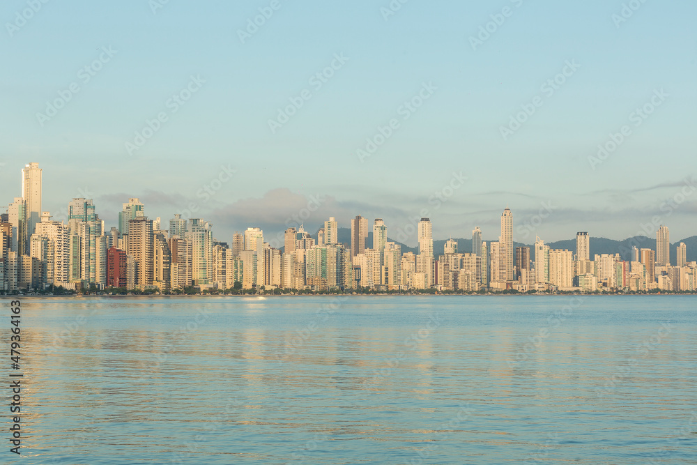 Beira Mar vista da Beira Mar Norte na cidade de Balneário Camboriú no amanhecer no estado de Santa Catarina - Brasil 