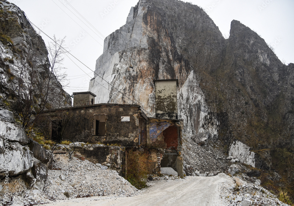 Alpi Apuane, cave di marmo, le vecchie abitazioni dei cavatori