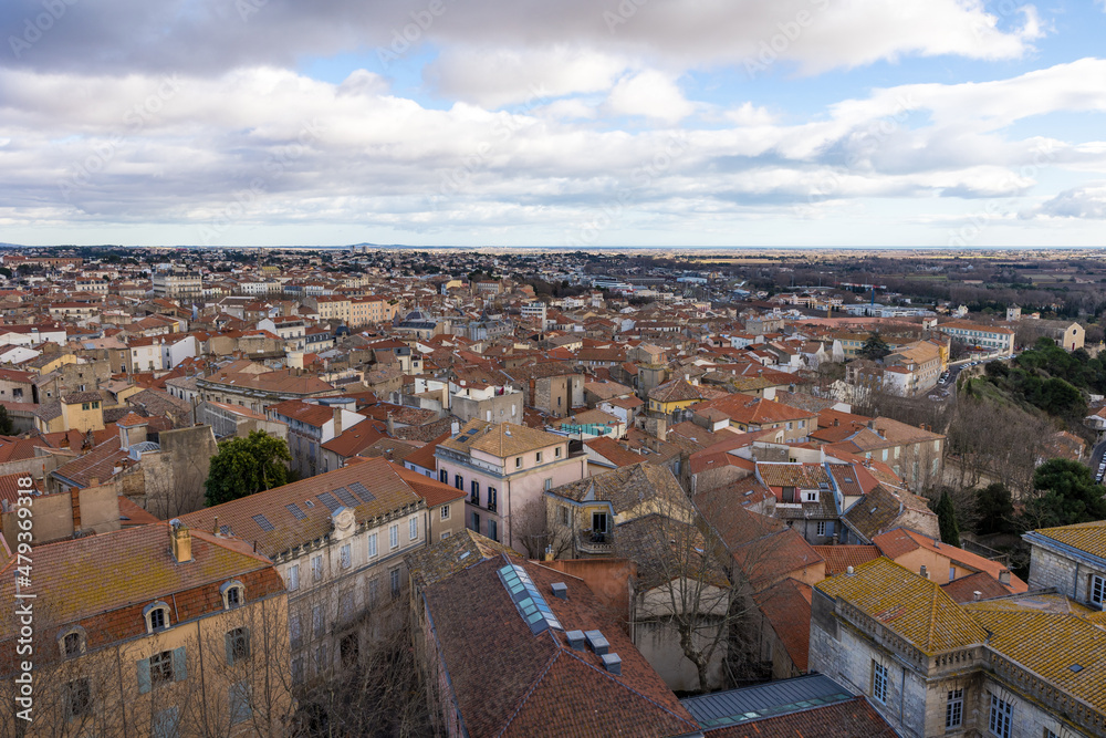 Vue sur la ville Béziers depuis le clocher de la Cathédrale Saint-Nazaire par un temps d’hiver nuageux (Occitanie, France)