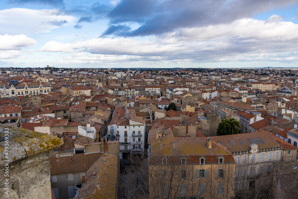 Vue sur la ville Béziers depuis le clocher de la Cathédrale Saint-Nazaire par un temps d’hiver nuageux (Occitanie, France)