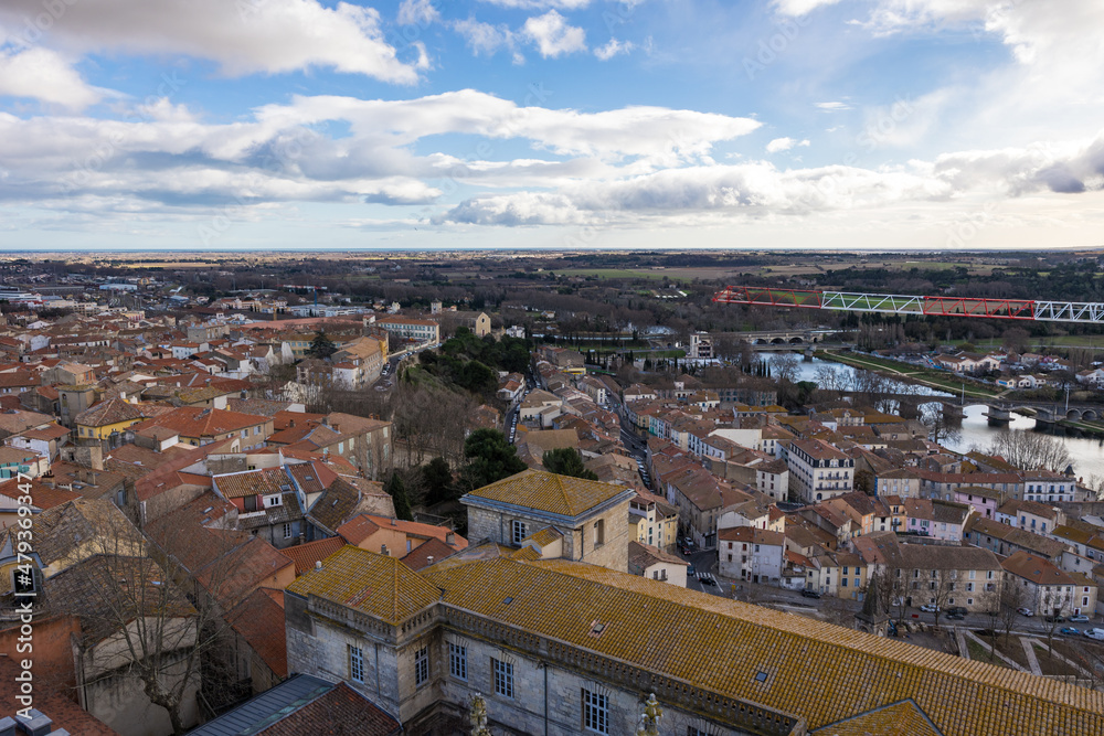 Vue sur la ville Béziers depuis le clocher de la Cathédrale Saint-Nazaire par un temps d’hiver nuageux (Occitanie, France) Vue sur la ville Béziers depuis le clocher de la Cathédrale Saint-Nazaire par un temps d’hiver nuageux (Occitanie, France)