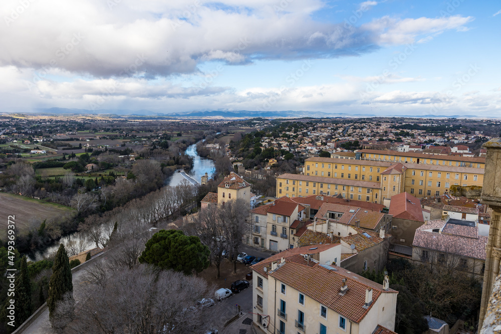Fototapeta premium Vue sur la ville Béziers depuis le clocher de la Cathédrale Saint-Nazaire par un temps d’hiver nuageux (Occitanie, France)
