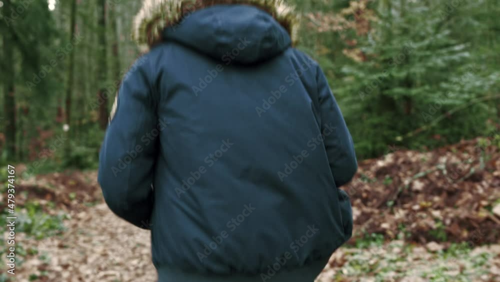 Homme qui court en forêt cinématique film temps boueux printemps