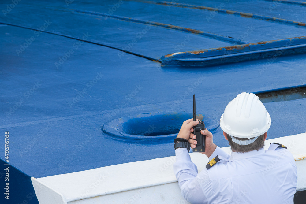 Seemann navigiert das Schiff in den Hafen