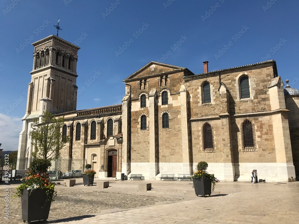 Valence Drôme France Cathédrale Saint-Apollinaire située dans la vieille ville de Valence avec un beau ciel bleu ensoleillé