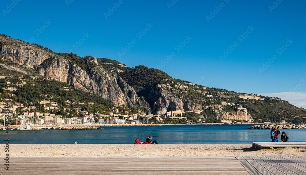 Obraz premium Baie de Garavan vue de la plage des Sablettes
