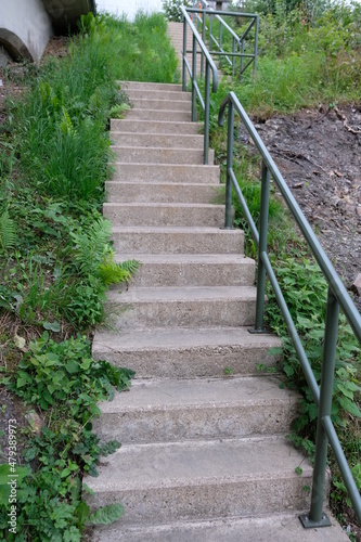 FU 2020-07-25 Belgien hin 571 Neben der Betontreppe w  chst Gras