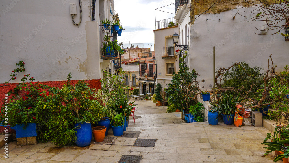Fototapeta premium Calles del Barrio de Santa Cruz o Casco Antiguo, Santa Creu (o El Barrio) es la zona del casco antiguo de la ciudad sita en la ladera de una colina. La zona es famosa por su animada vida nocturna, sus