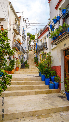 Calles del Barrio de Santa Cruz o Casco Antiguo, Santa Creu (o El Barrio) es la zona del casco antiguo de la ciudad sita en la ladera de una colina. La zona es famosa por su animada vida nocturna, sus