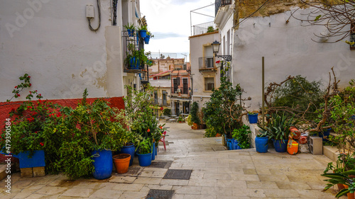 Calles del Barrio de Santa Cruz o Casco Antiguo, Santa Creu (o El Barrio) es la zona del casco antiguo de la ciudad sita en la ladera de una colina. La zona es famosa por su animada vida nocturna, sus photo