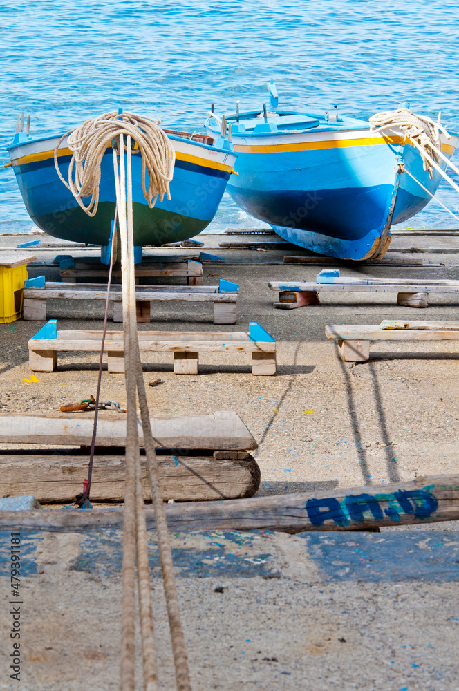 Barche di pescatori tirate in secco in un borgo marinaro