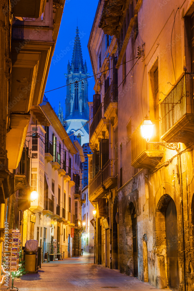 calle Morey y campanario de la iglesia gotica de Santa Eulàlia, siglos XIV-XIX, Mallorca, Islas Baleares,  España