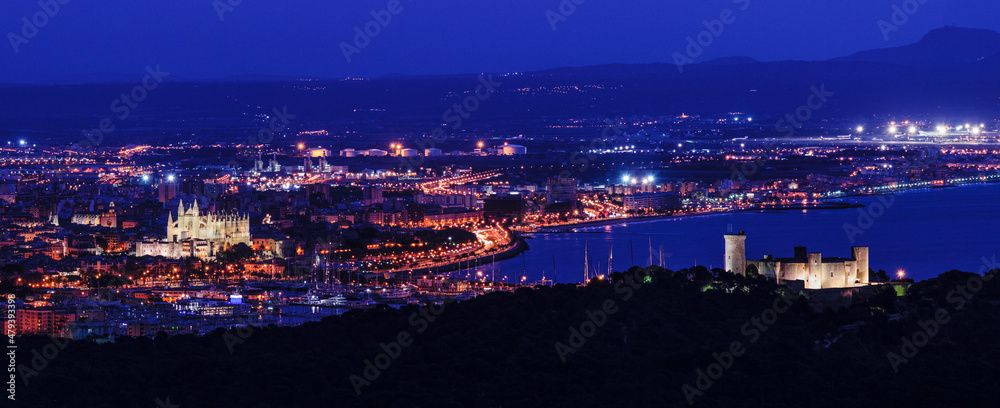 Obraz premium castillo de Bellver , siglo XIV, construido por orden del rey Jaime II de Mallorca y Catedral de Mallorca , siglo XIII, Monumento Historico-artistico, Palma, mallorca, islas baleares, Spain, europa