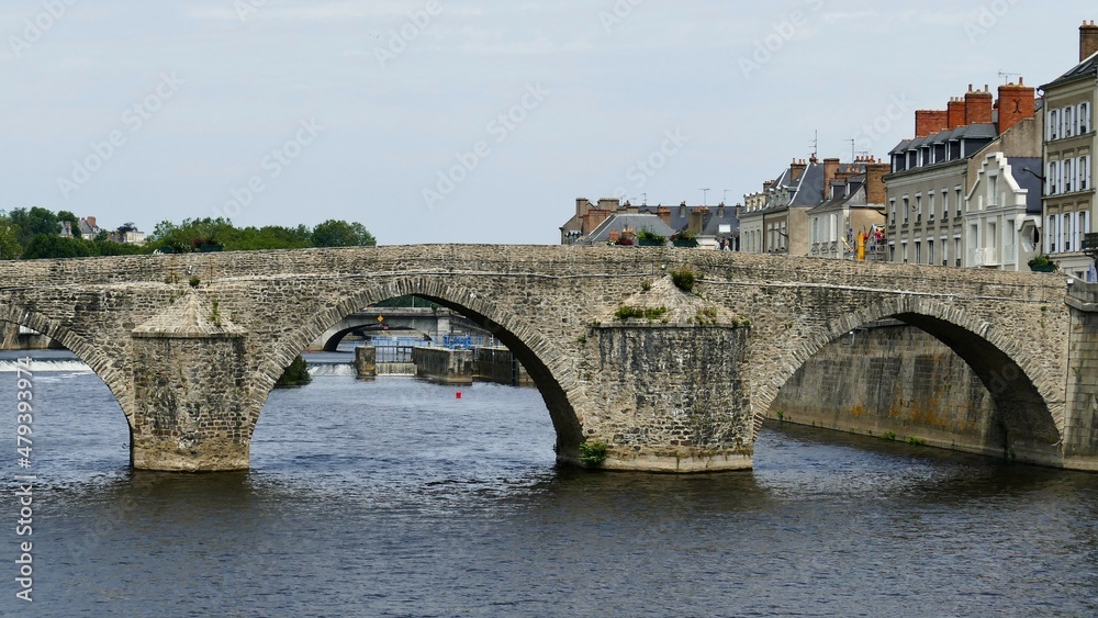 Le Pont-Vieux de Laval sur la Mayenne