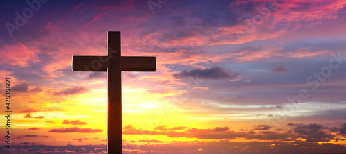 Tela Silhouette of crucifix cross at sunset sky.