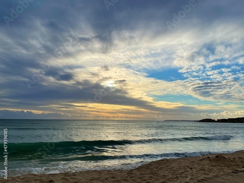 Abendstimmung mit Sonnen und Wolken am Praia da Rocha, Algarve, Portugal 