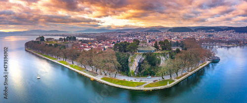 Canvas Aerial view of Ioannina city in Greece, Aslan Pasha Tzami, the lake with the island of Kyra Frosini or nissaki