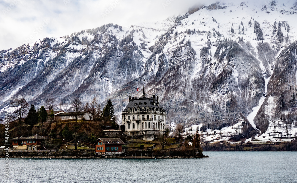 Fototapeta premium Castillo Iselwald con montaña nevada en el lago.