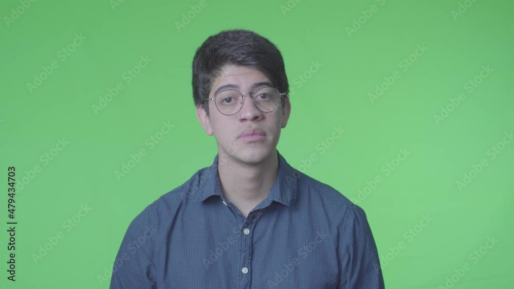 Hombre triste y decepcionado suspirando con fondo verde Hombre triste y decepcionado suspirando con fondo verde